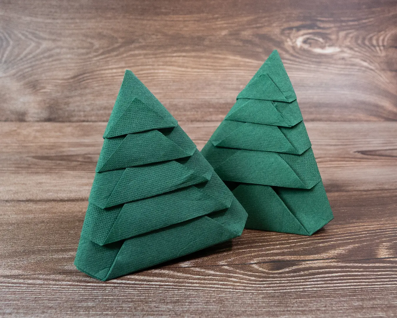 Ejemplo de servilletas navideñas decorando una mesa festiva